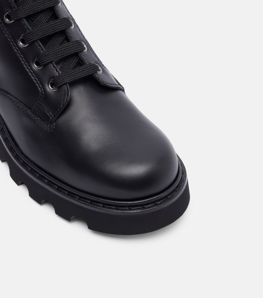 Roger Vivier Strap Buckle Leather Boots With Round Toe In Black