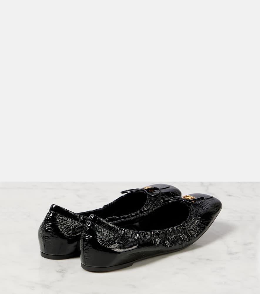 Valentino Vlogo Signature Patent Leather Ballet Flats In Schwarz
