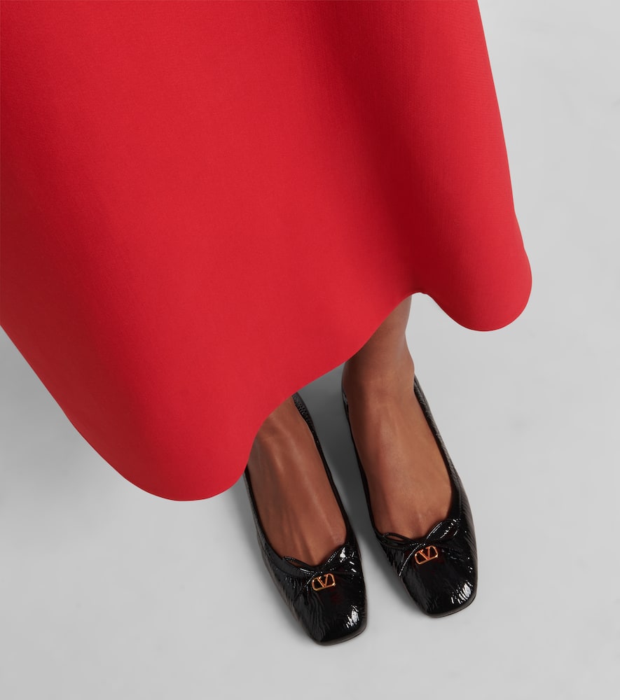 Valentino Vlogo Signature Patent Leather Ballet Flats In Schwarz