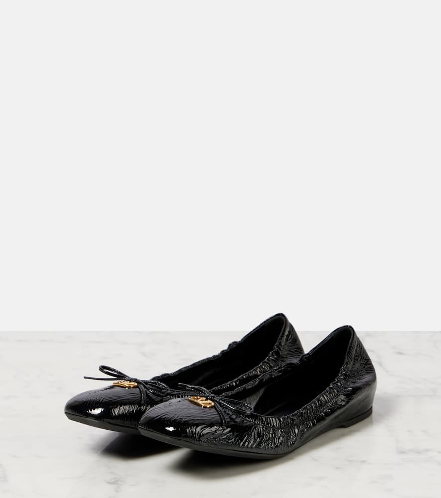 Valentino Vlogo Signature Patent Leather Ballet Flats In Schwarz