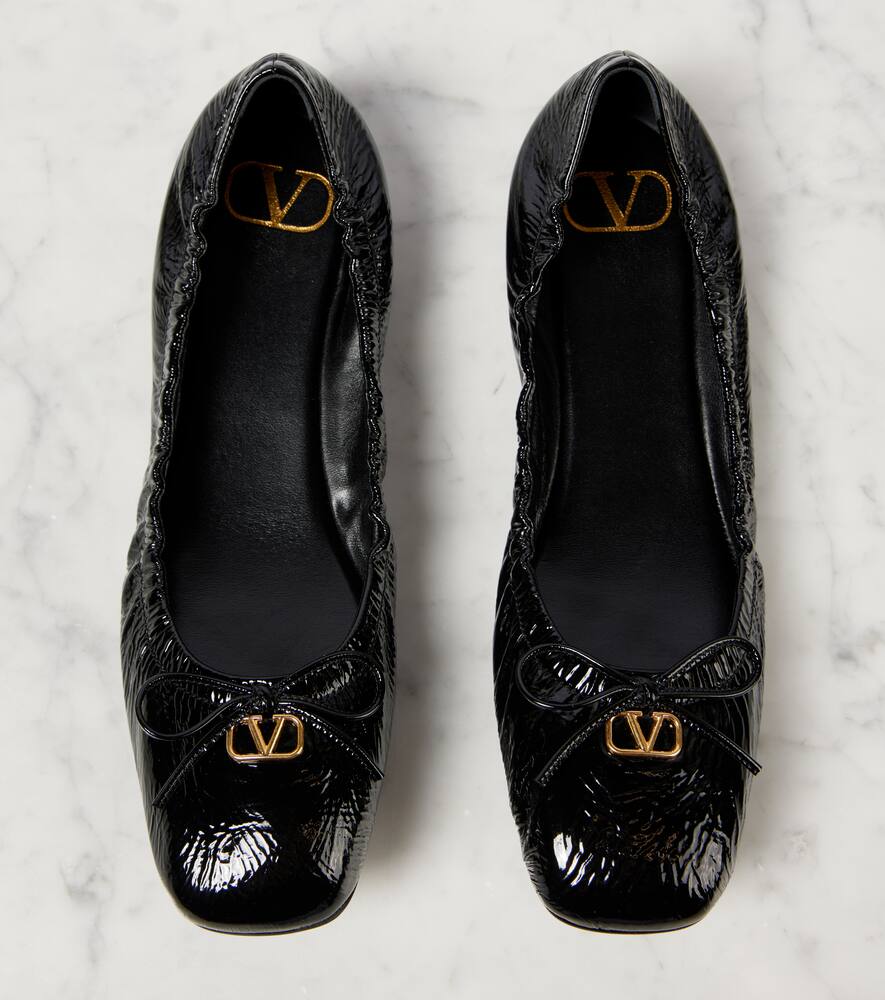 Valentino Vlogo Signature Patent Leather Ballet Flats In Schwarz
