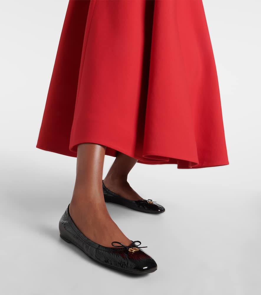 Valentino Vlogo Signature Patent Leather Ballet Flats In Schwarz