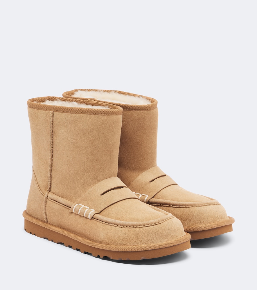 x UGG – Stivaletti in suede con shearling