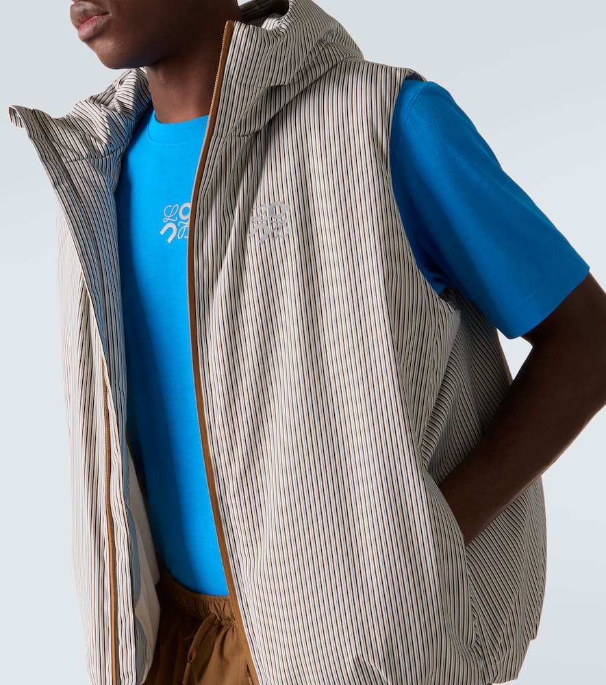 Loewe X On Striped Technical Puffer Vest In Gray