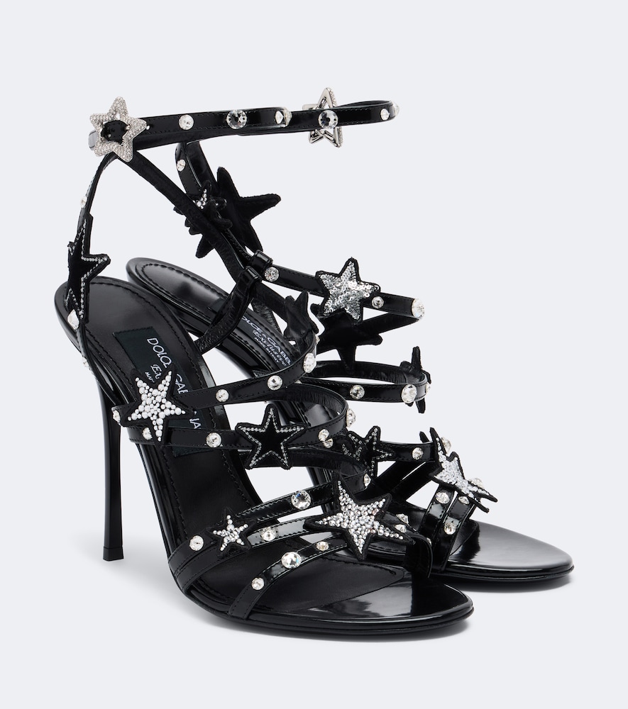 Verzierte Sandalen aus Lackleder