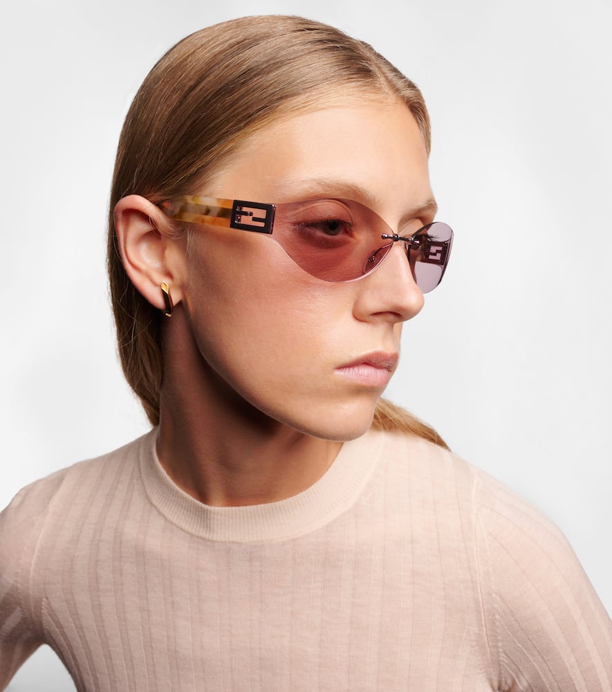 Fendi Oval Sunglasses In Pink