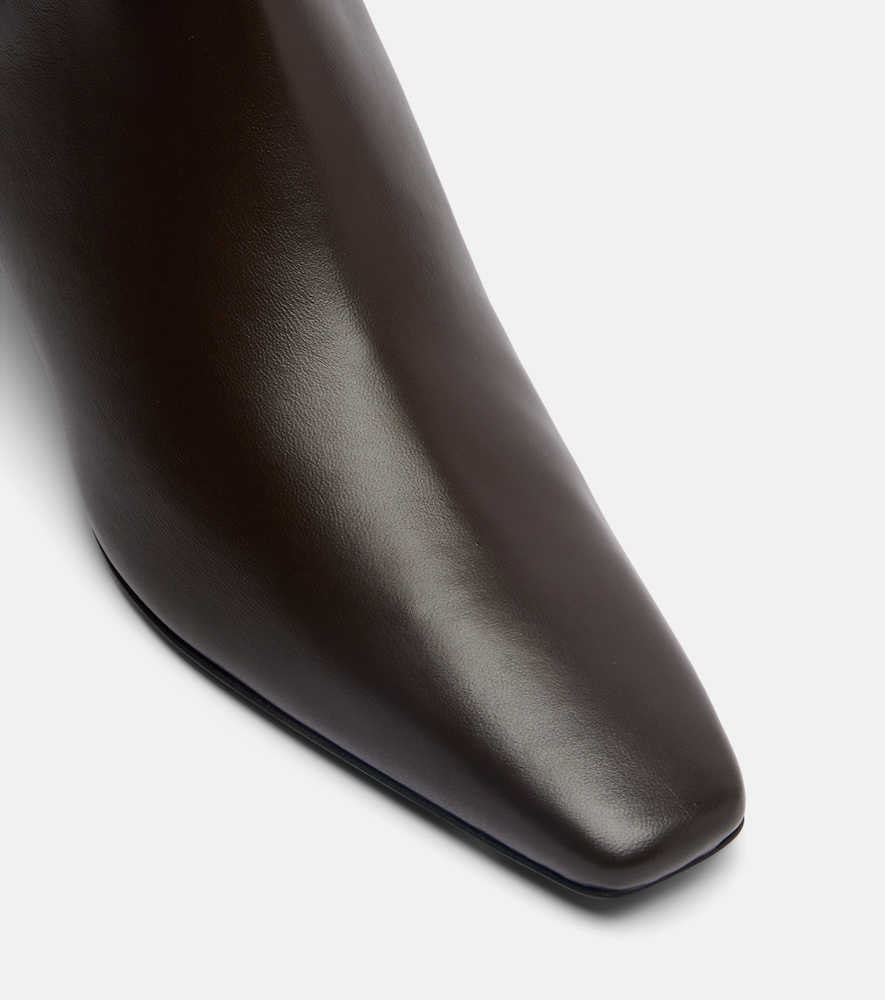  Toteme Toteme 50 Leather Chelsea Boots 