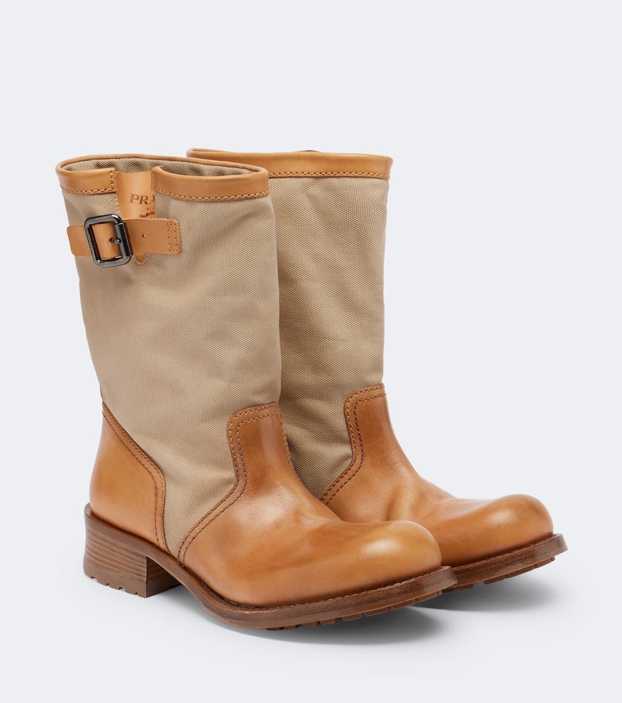 Prada Bottines en cuir et toile 1600 €