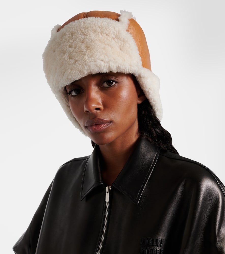 Miu Miu Shearling-trimmed Leather Hat In Sand