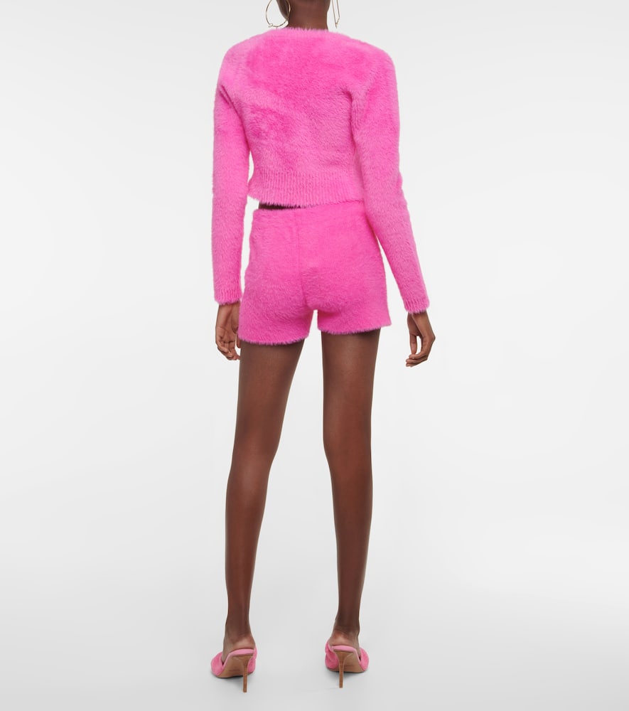Jacquemus Gold Toned Logo Charm Cropped Cardigan In Pink
