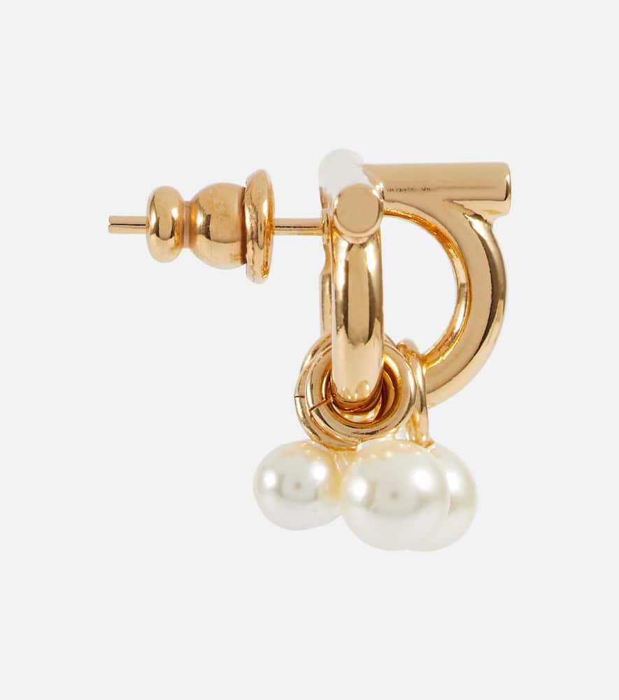 Ferragamo Gold Tone Gancini Pearl Stud Earrings In Oro Chiaro/ Per Bianche