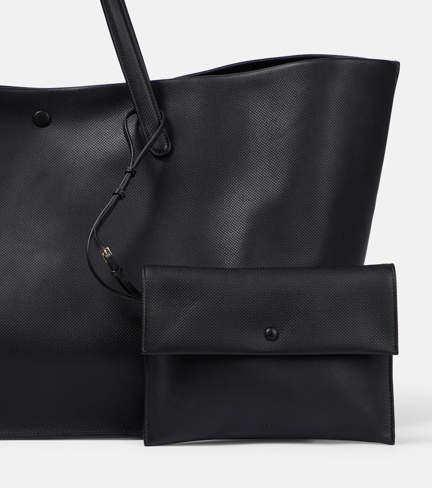 The Row Xl Idaho Saddle Leather Tote Bag In Black