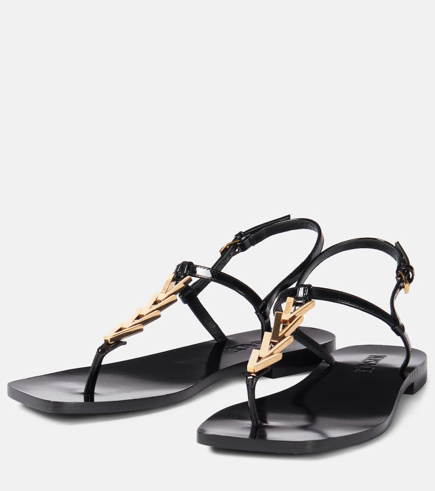 Versace V2025 Chain Leather Thong Sandals In 1b00v-black- Gold