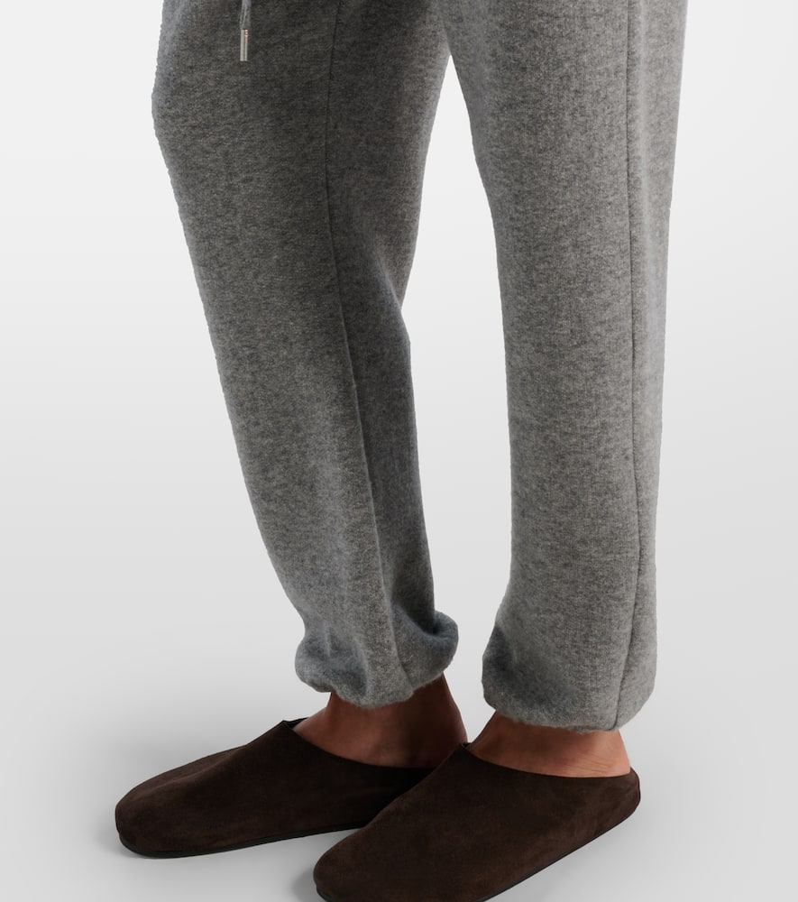 The Row Teo Cashmere And Cotton Sweatpants In Gray