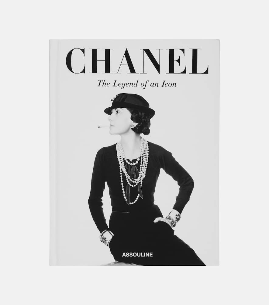 CHANELブックをインテリアラックに飾る Assouline