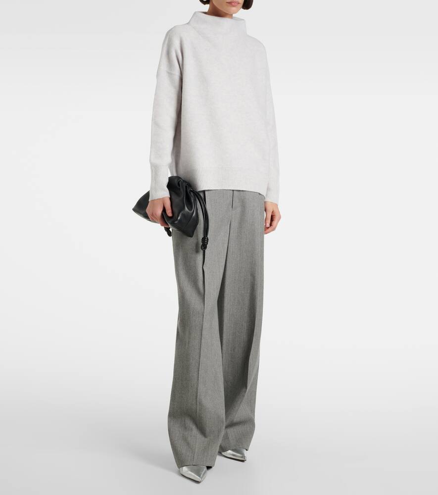 Vince Cashmere Turtleneck Sweater In Weiss