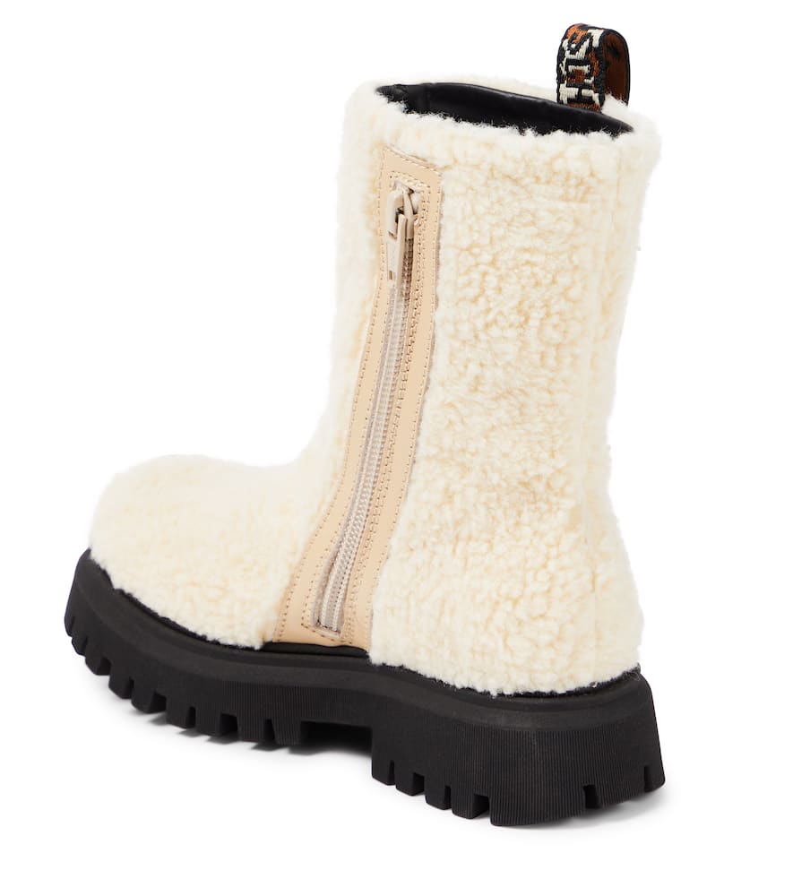 Moschino Logo Teddy Boots In Weiss