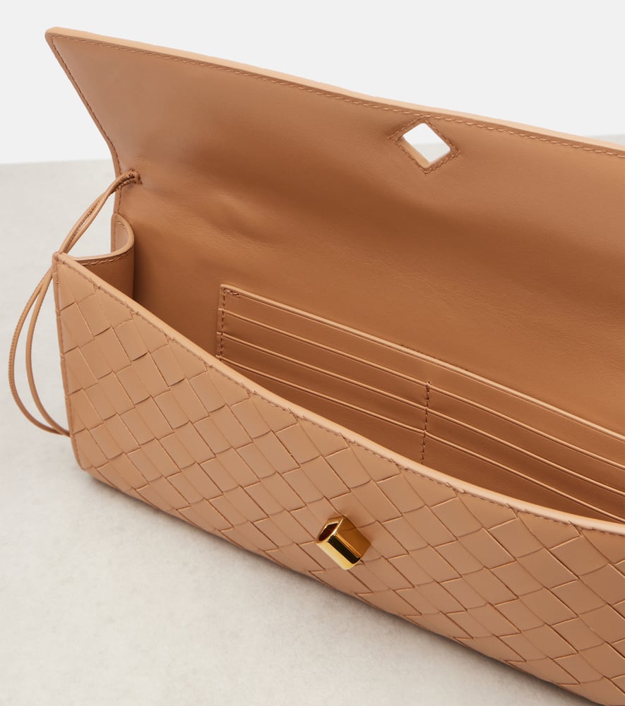 Bottega Veneta Andiamo Intrecciato Leather Clutch In Sand
