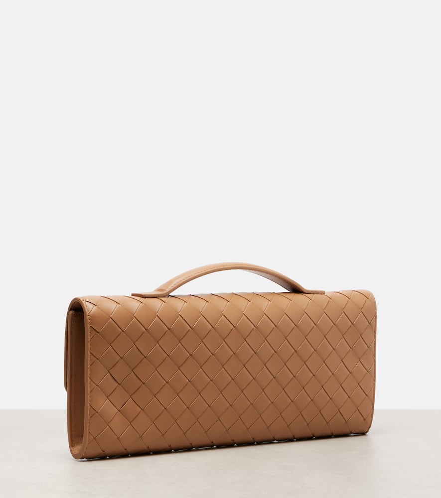 Bottega Veneta Andiamo Intrecciato Leather Clutch In Sand