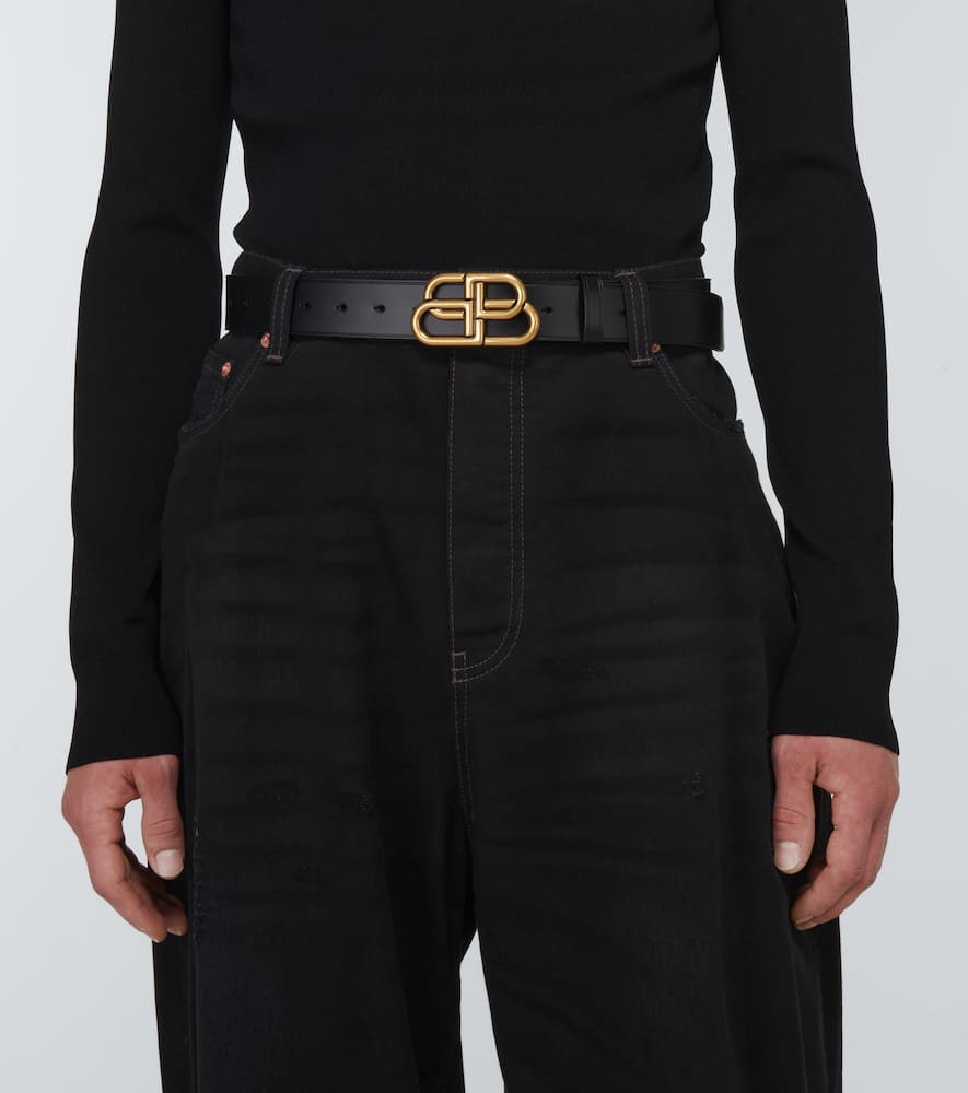 Shop Balenciaga Bb Leather Belt In Black