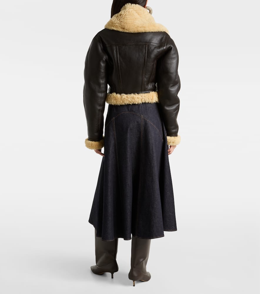 Jacquemus Aviatore Cropped Shearling-trimmed Leather Jacket In Brown