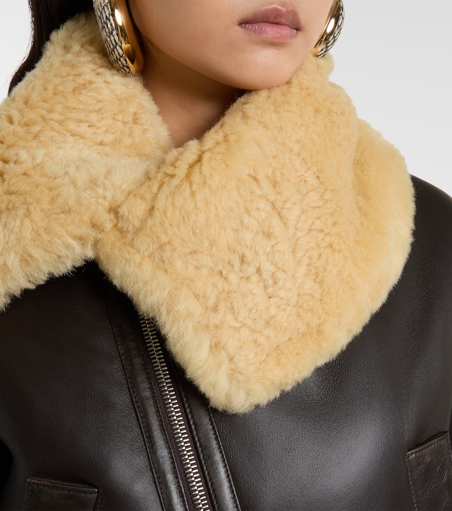 Jacquemus Aviatore Cropped Shearling-trimmed Leather Jacket In Brown