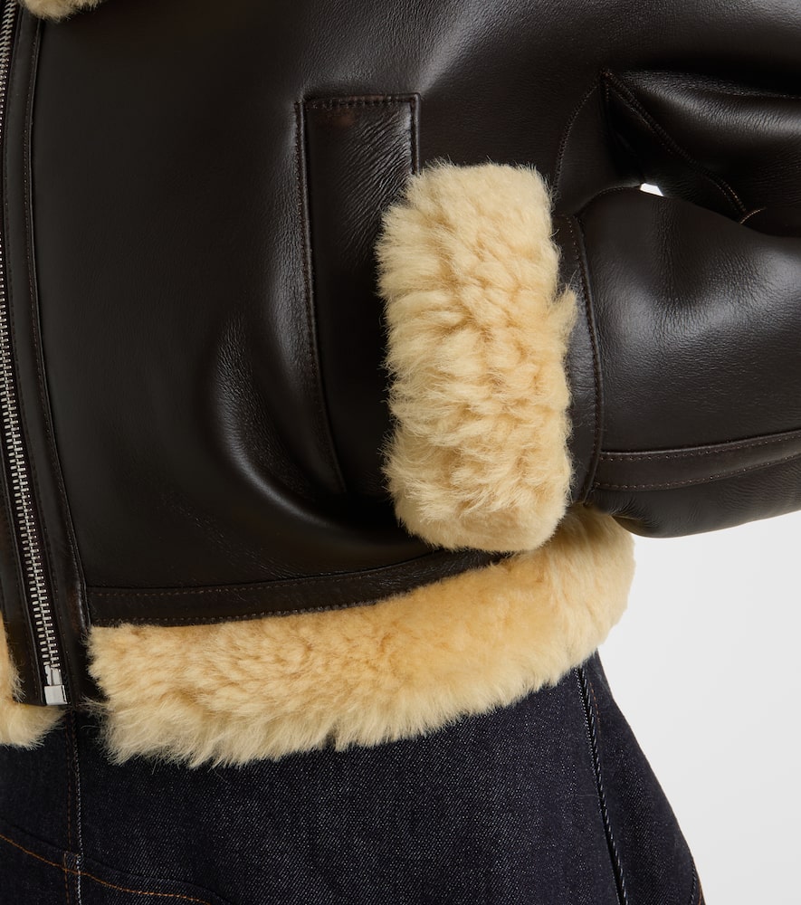 Jacquemus Aviatore Cropped Shearling-trimmed Leather Jacket In Brown
