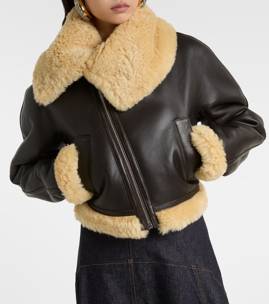 Jacquemus Aviatore Cropped Shearling-trimmed Leather Jacket In Brown