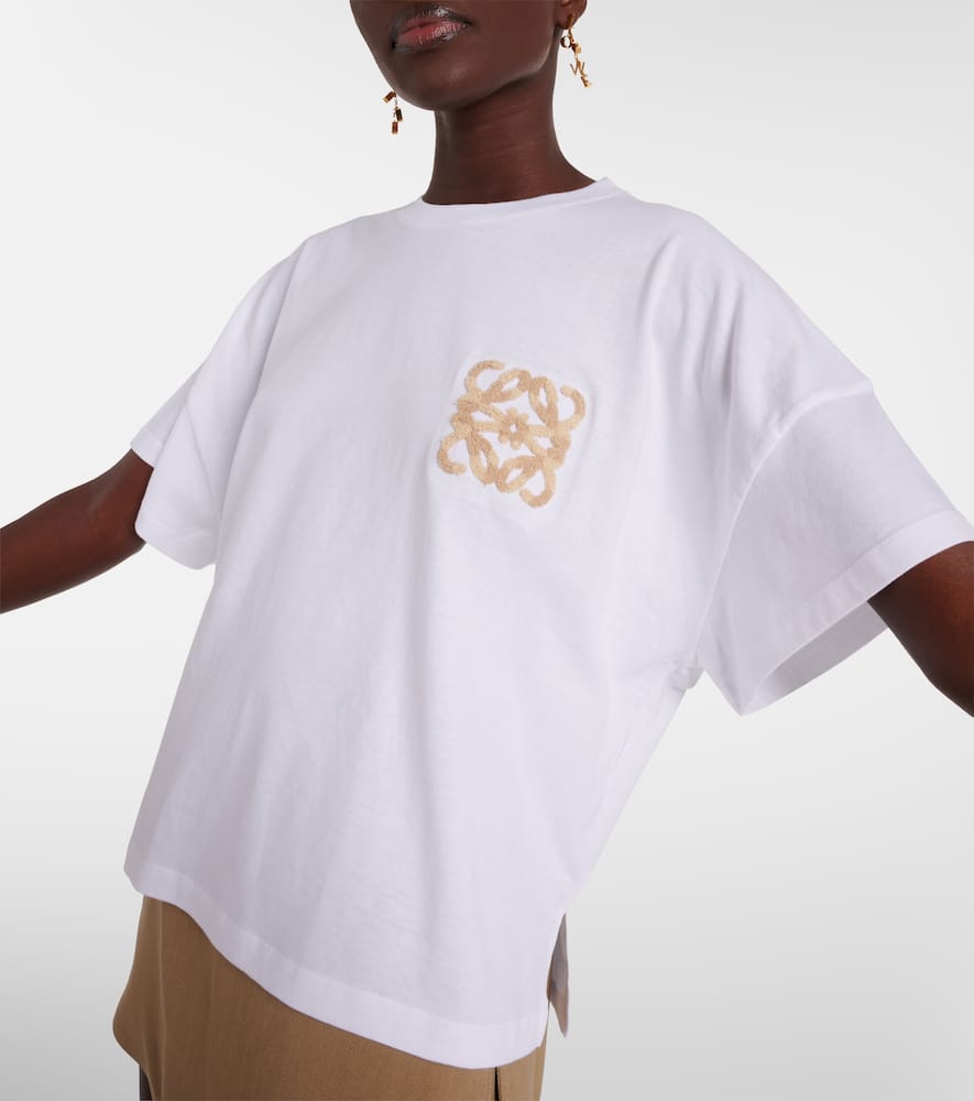 ミニマルなのに印象的 LOEWE Tシャツで作る洗練の夏スタイル