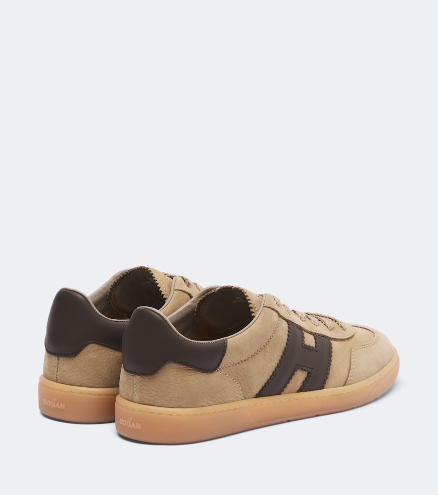 H647 Sneakers