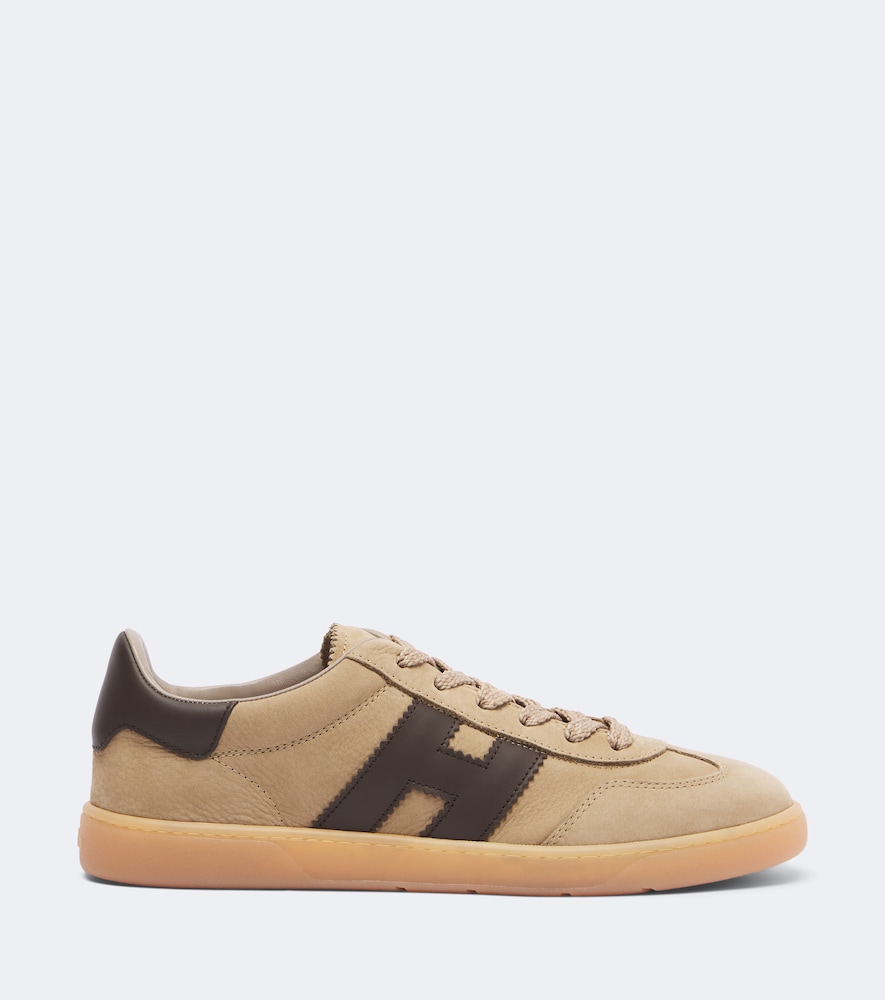H647 Sneakers