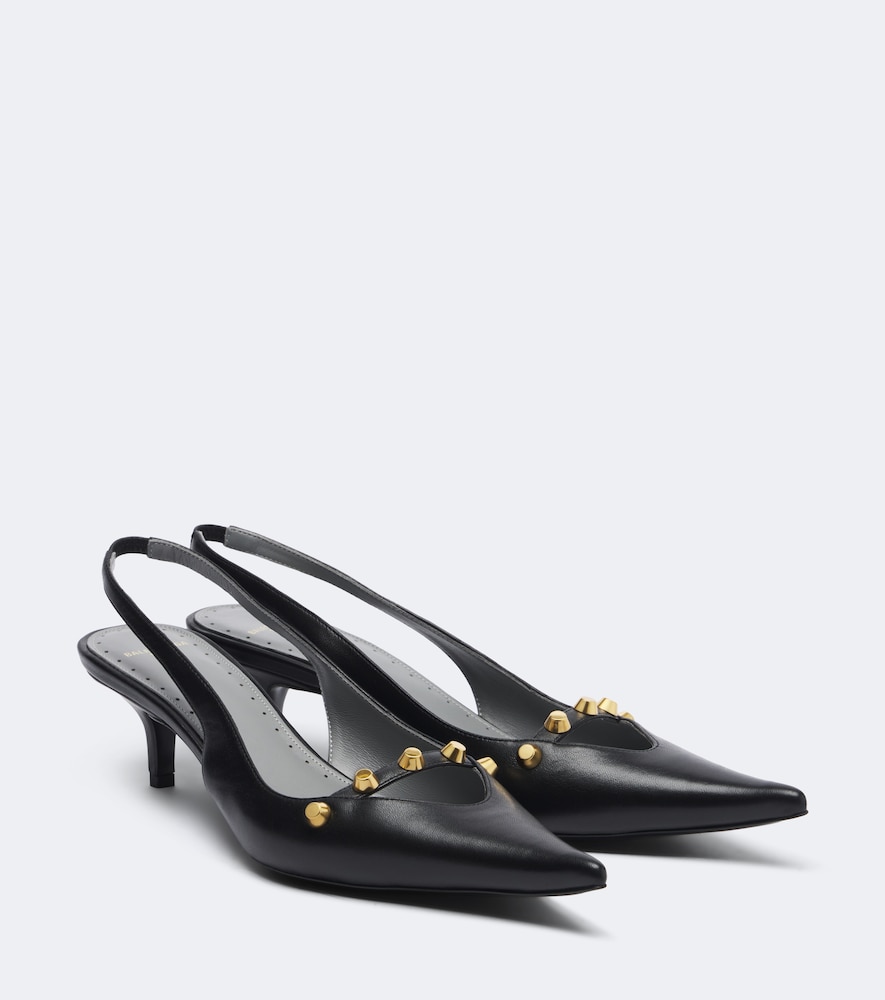 Verzierte Slingback-Pumps aus Leder