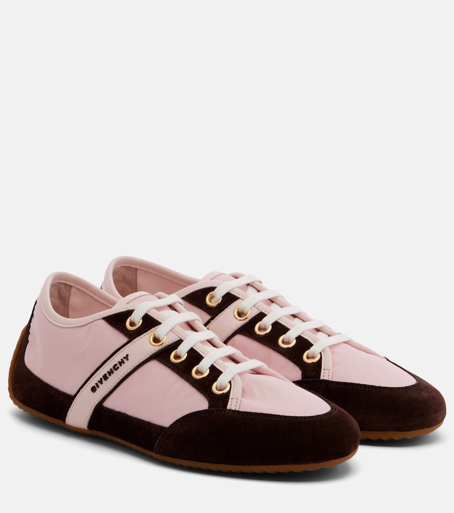 Givenchy Baskets slim finitions en daim 550 €