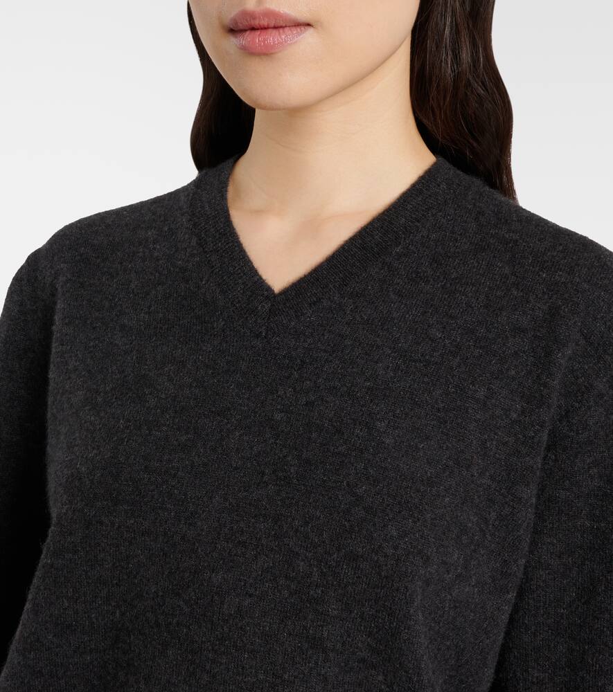 The Row Isadora V-neck Cashmere Sweater With Ribbed Cuffs In Grey