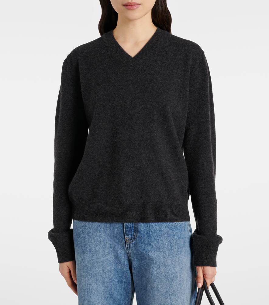 The Row Isadora V-neck Cashmere Sweater With Ribbed Cuffs In Grey