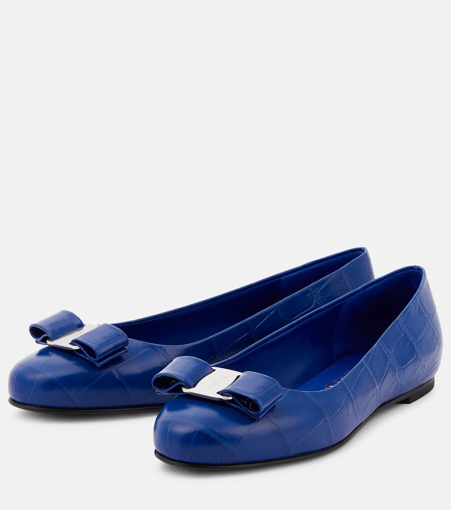 Shop Ferragamo Vara Bow Croc-effect Leather Ballet Flats In Blue