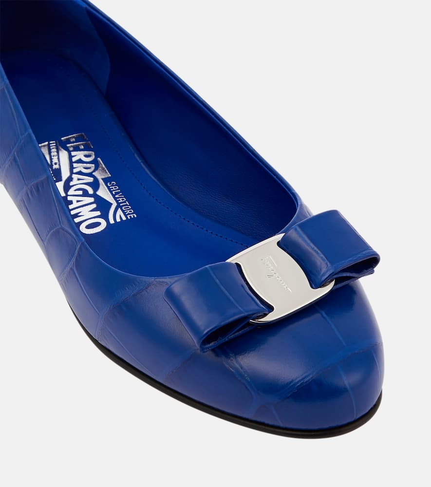 Shop Ferragamo Vara Bow Croc-effect Leather Ballet Flats In Blue