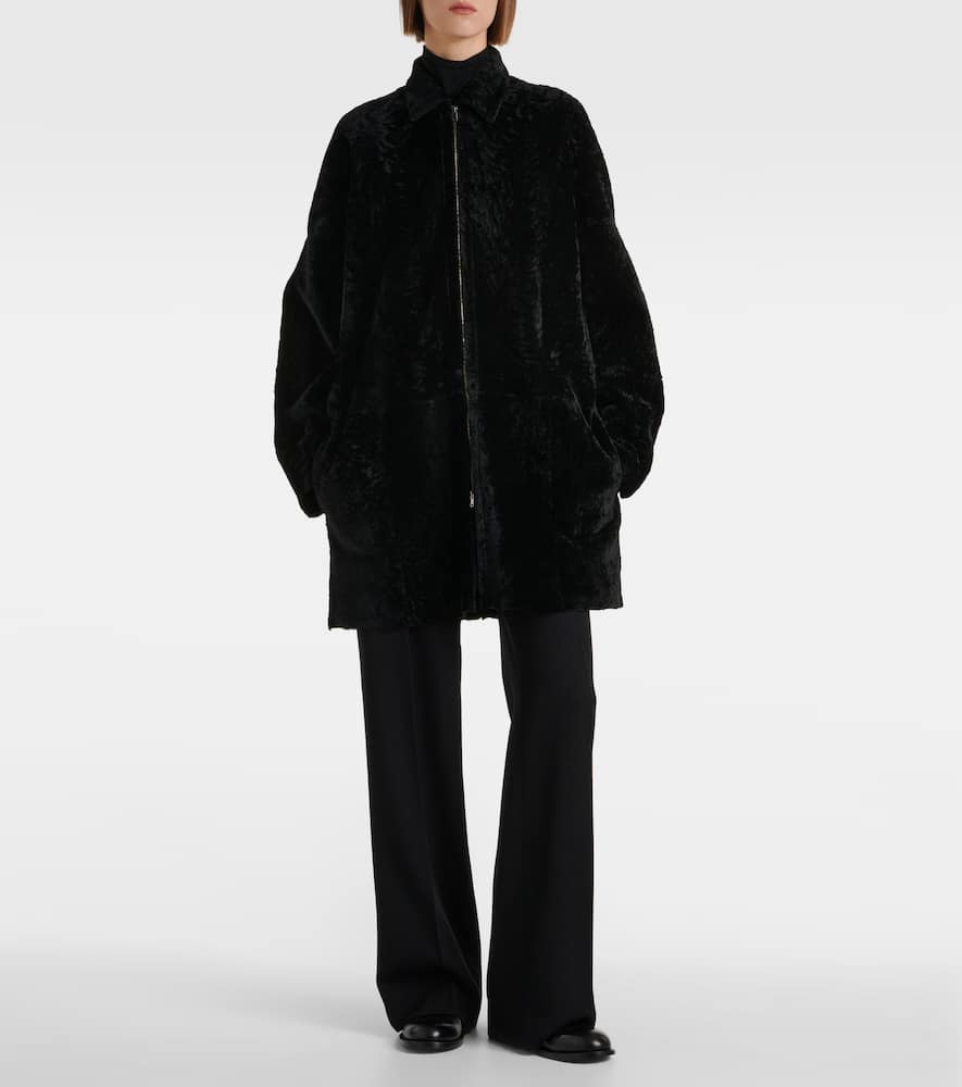 The Row Sheeran Shearling Coat In Black