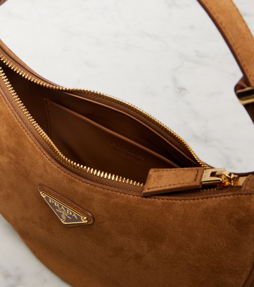  Prada Prada Schultertasche Prada Arqué Aus Veloursleder 