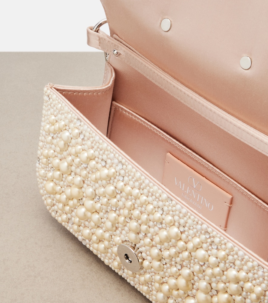  Valentino Garavani Valentino Garavani Schultertasche Locò Small Aus Satin 