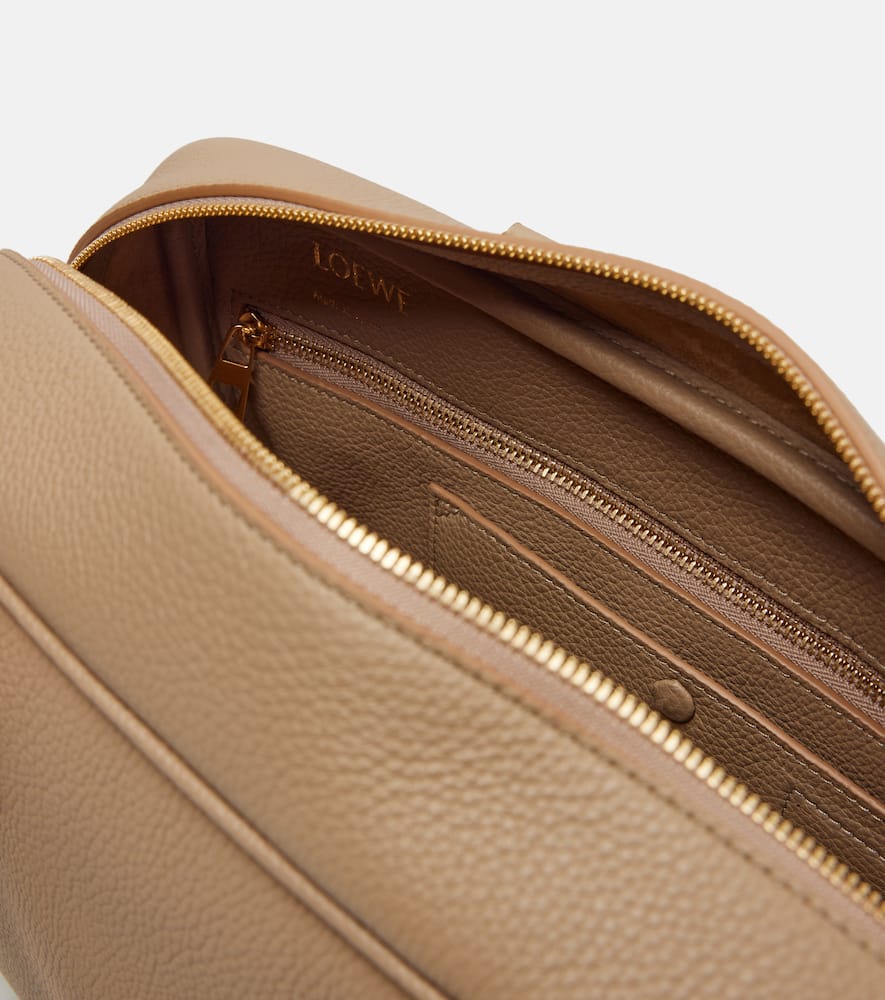 Loewe Amazona 28 Leather Tote Bag In Sand