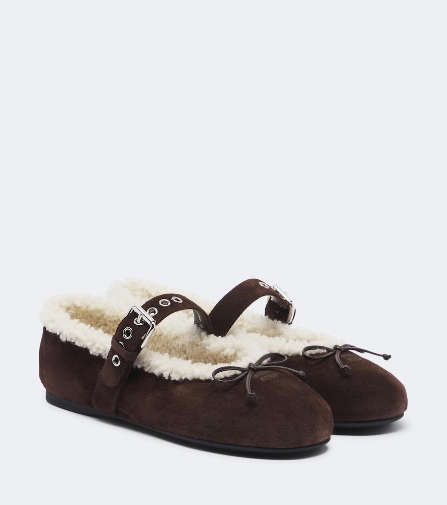 Ballerinas aus Veloursleder mit Shearling