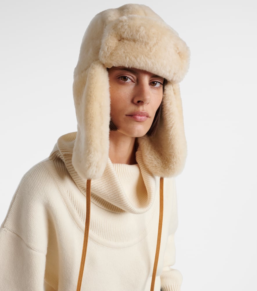 Jacquemus Chapka Leather-trimmed Shearling Hat In Neutral