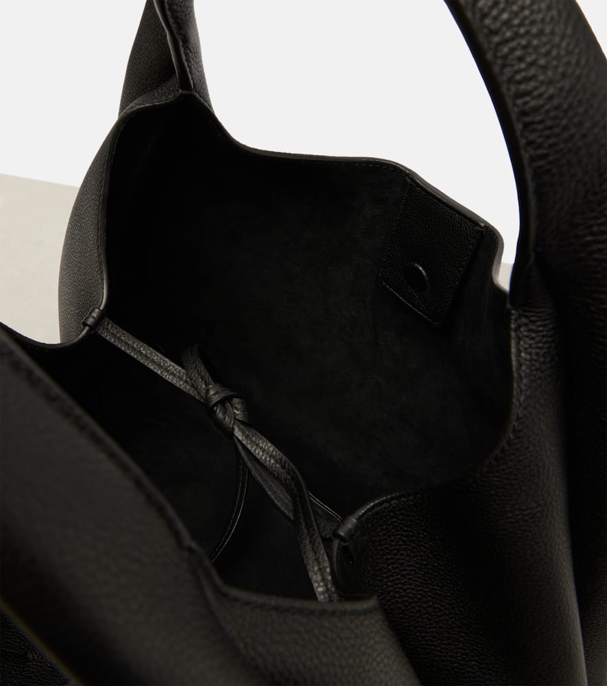 Bottega Veneta Great Campana Leather Shoulder Bag In Black