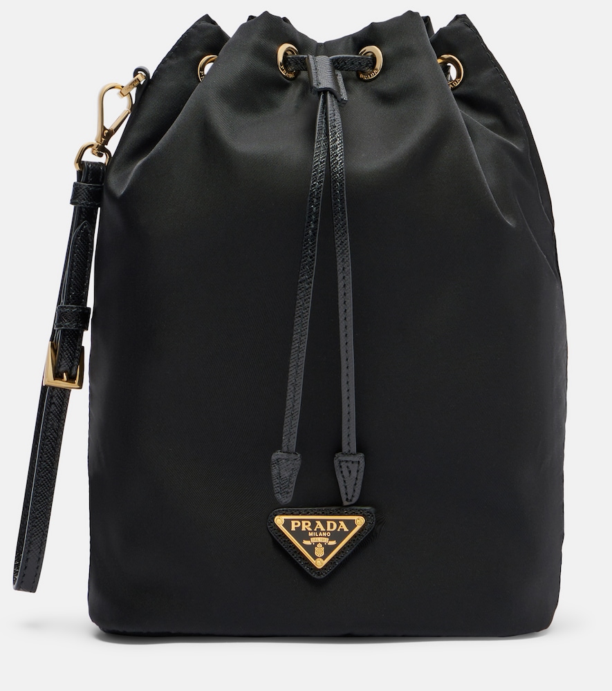 Prada Sac seau Re-Nylon finitions en cuir 650 €
