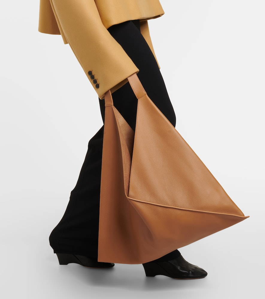 Khaite Sara Leather Tote Bag In Nougat