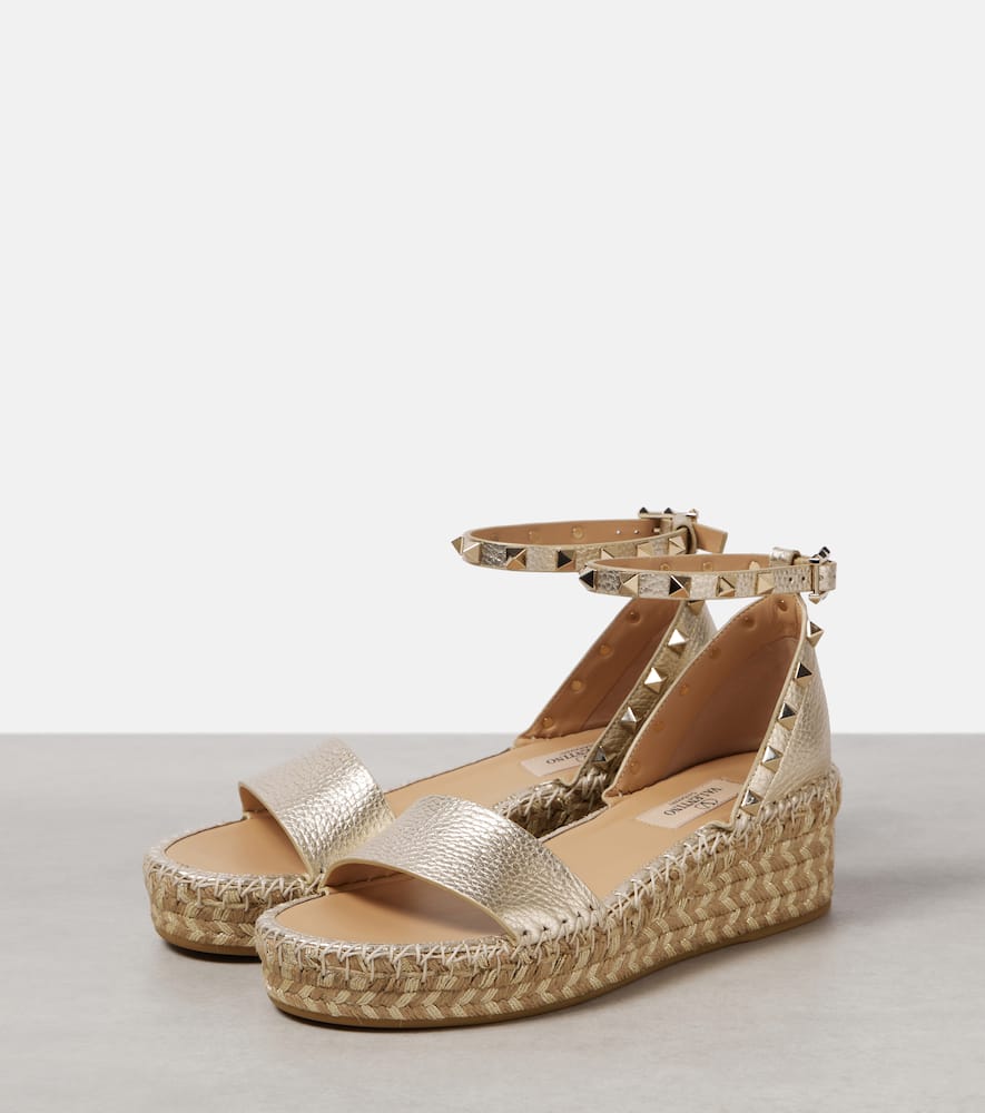 Valentino Garavani Rockstud 55 Grainy Leather Platform Sandal In Gold