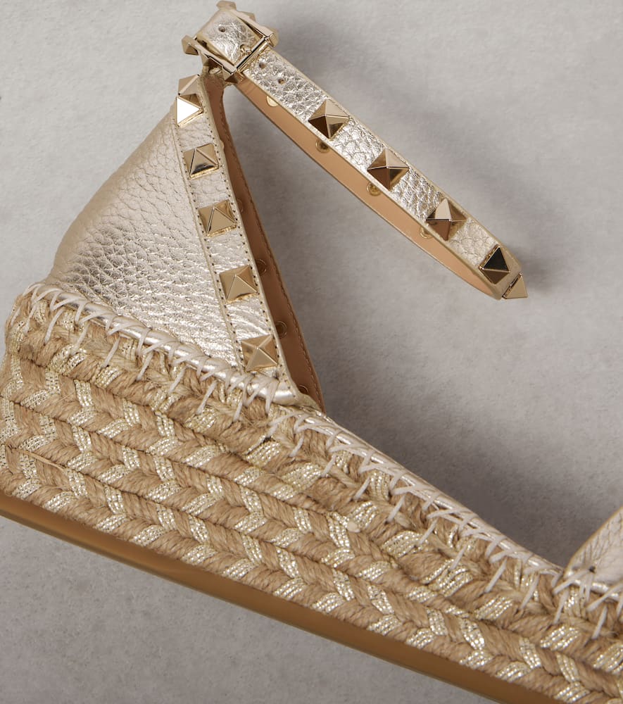 Valentino Garavani Rockstud 55 Grainy Leather Platform Sandal In Gold