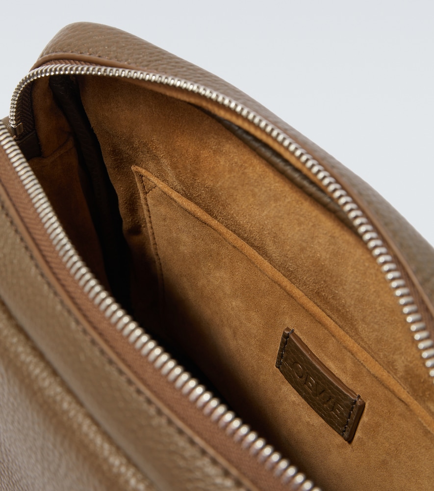  Loewe Loewe Pebble Medium Leather Messenger Bag 