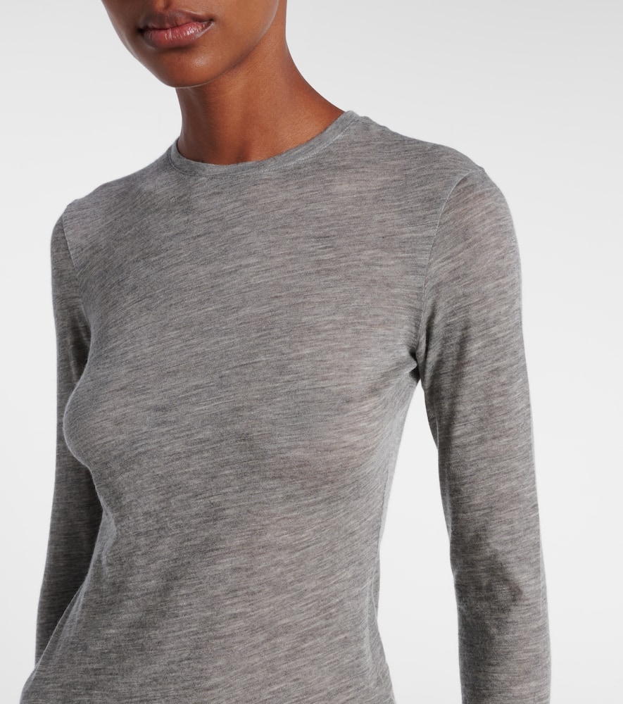 The Row Iverness Knitted Cashmere Top In Gray